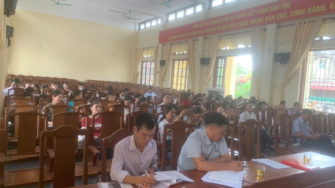 Đồng chí Chủ tịch UBND xã tiếp xúc, đối thoại trực tiếp với cán bộ, giáo viên, nhân viên các trường tiểu học & THCS Nguyễn Đức Sáu.